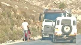 مستوطن يختطف شقيقين على طريق نابلس