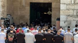 مصلون يؤدون صلاة الجمعة في المسجد الأقصى
