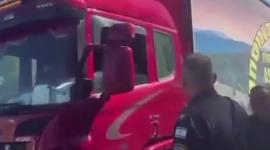 مستوطنون يغلقون الطريق المؤدي إلى معبر كرم أبو سالم ويعرقلون مرور شاحنات المساعدات المتجهة إلى غزة