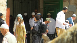 مستوطنون بحماية قوات الاحتلال الاسرائيلي يقتحمون المسجد الاقصى