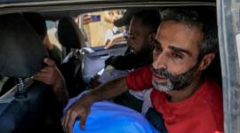 يوسف سليمان يحمل طفله الشهيد جاد