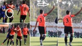 لاعب يرفع الحذاء في وجه الجماهير