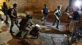 لحظة الاعتداء على أحد المصلين