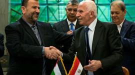 عزام الأحمد وصالح العاروري خلال توقيع اتفاق القاهرة