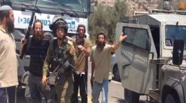 مستوطنون وجنود من جيش الاحتلال يشهرون أسلحتهم في وجه الفلسطينيين