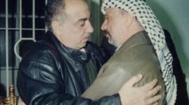 صلاح خلف يعانق الرئيس الراحل ياسر عرفات