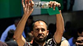 مواطنون يتلقون المنحة القطرية