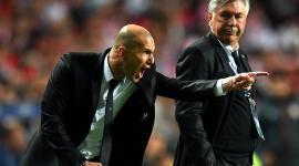 المدرب زين الدين زيدان و كارلو أنشيلوتي في مبارراة ريال مدريد وبايرن ميونخ