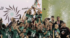 لاعبو فريق الوحدات يتوجون بكأس دوري المناصير للمحترفين أمس