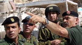 ضابط من السلطة الفلسطينية برفقة جنود الاحتلال الاسرائيلي