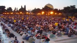 عشرات آلاف الفلسطينيين يتناولون افطارهم في باحات المسجد الأقصى