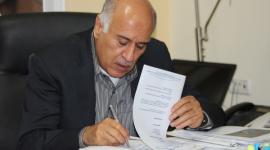 الرجوب خلال توقيعه على مشروع القرار