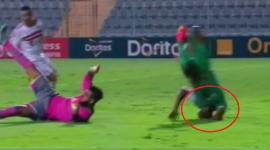 لحظة سقوط اللاعب بعد اصطدام الحارس به