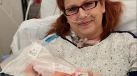 امريكية تمسك بقلبها