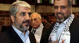 الأمين العام لحركة الجهاد الإسلامي د. رمضان شلح على يمينه رئيس المكتب السياسي لحماس الاستاذ خالد مشعل
