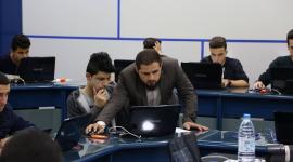 جانب من تقديم طلبة التوجيهي لمبحث التكنولوجيا في مختبرات كلية الجامعية للعلوم التطبيقية 