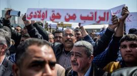 مجموعة من موظفي السلطة المقطوعة رواتبهم في قطاع غزة