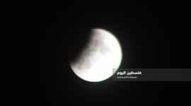صور مباشرة لخسوف القمر من سماء مدينة غزة
