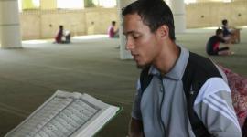 خلال تسميعه للقرأن في أحد مساجد رفح