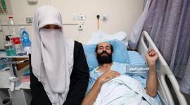 زوجة الأسير ماهر الاخرس اثناء الاطمئنان على زوجها