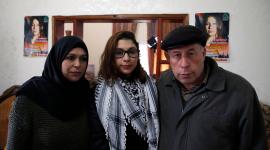 نور التميمي بين والديها