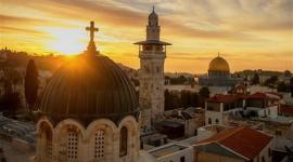 كنيسة القيامة تعانق قبة الصخرة