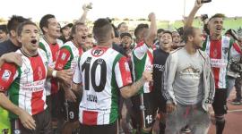 لاعبو نادي «فلسطين» يحتفلون بإحرازهم اللقب الثالث في الدوري التشيلي