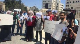 صحفيون يحتجون على اعتقال زميلهم جهاد بركات في رام الله