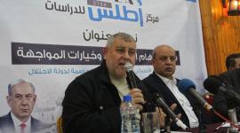 القيادي خالد البطش خلال الندوة