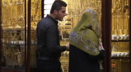 عراقيان يقفان أمام محل لبيع المجوهرات في أربيل في 16 آذار الحالي (رويترز)