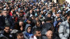 مواطنون يؤدون صلاة الجمعة أمام مقر الصليب الأحمر في غزة