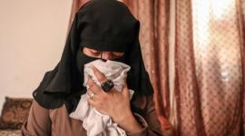 والدة الشهيد وصال الشيخ خليل وهي تشتم ملابس ابنتها