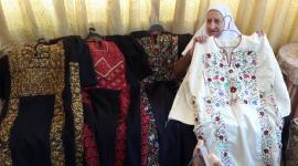 الحاجة تنظر بحسرة تتذكر تراثها