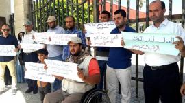 موظفون في حكومة غزة يتظاهرون امام المجلس التشريعي