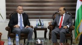 وزير الأشغال مفيد الحساينة ومنسق عملية السلام في الشرق الأوسط ملايدنوف 
