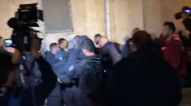صورة أثناء اعتداء الاحتلال على المصلين