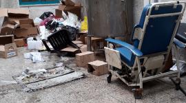 صورة تظهر تراكم النفايات في مجمع الشفاء الطبي