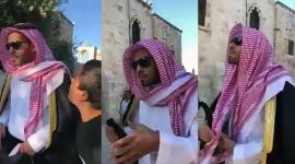 المطبع السعودي الذي جرى طرده من قبل المقدسيين في باحات المسجد الأقصى