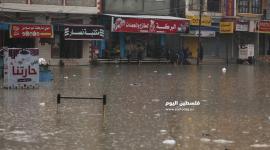 غمر مياه الأمطار لـ"مفترق جباليا".. توقف عمل المحلات والحركة المرورية وخسائر بالمئات
