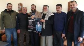 جانب من زيارة منزل الأسير عزالدين كراجة