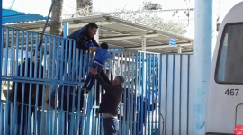 مهندس يرى احد ابناءه