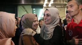 "أوزكان" تصل تركيا بعد اعتقالها شهراً في سجون الاحتلال