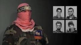 صور الاسرى الإسرائيليين لدى المقاومة بجانب الناطق باسم القسام ابو عبيدة (تصميم) 
