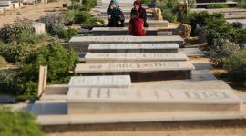 ‫أهالي الشهداء في المقابر في أول أيام العيد  ‫(41353736)‬ ‫‬.JPG