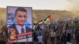 متظاهرون يحملون صورة اشرف نعالوة