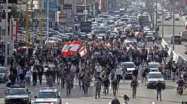 تظاهرات على جسر الرينغ في بيروت
