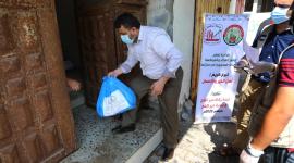 بلدية دير البلح ولجنة الزكاة تزوران بيوت المحجورين وتوزعان مواد غذائية