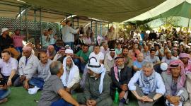 المئات يؤدون صلاة الجمعة بالخان الأحمر في مواجهة تهويده (8)