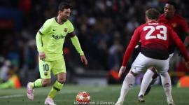 ليونيل ميسي نجم برشلونة أمام لاعب مانشستر يونايتد