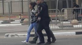 الاحتلال يعتقل فتاة على حاجز قلنديا بزعم حيازتها سكينا